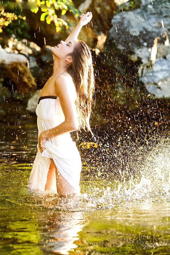 Marie Avgeropoulos in Abidjan