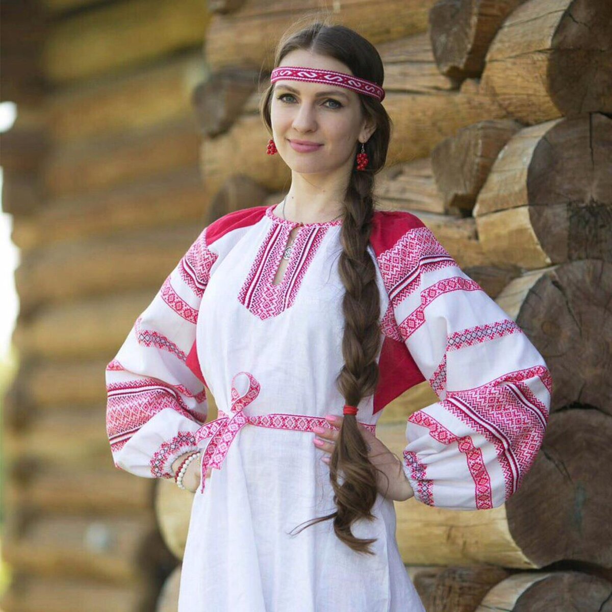 Girls in Slavic costumes brings the glow — live moments in Abidjan
